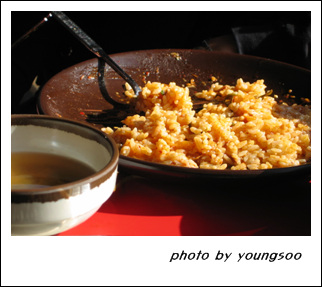 워낙 맛있는 국물이라서 비벼 먹는 맛이 꿀맛이다. 이 집에서 나오는 냉면보다 훨씬 맛있다. 